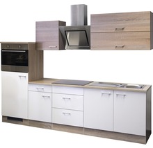 Cuisine moderne avec appareils électriques, évier et hotte aspirante
