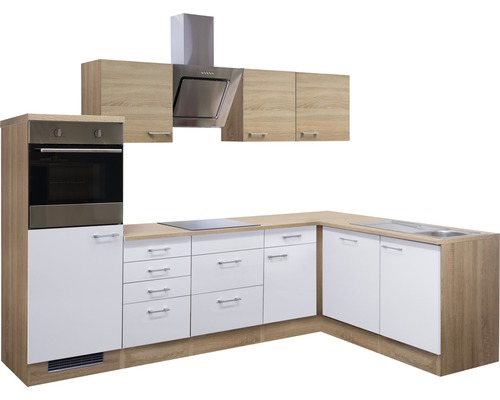 Cuisine complète avec évier, plaque de cuisson, hotte aspirante et four.