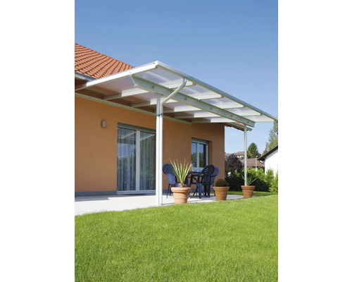 Auvent de terrasse en aluminium et polycarbonate sur une maison avec mobilier de jardin