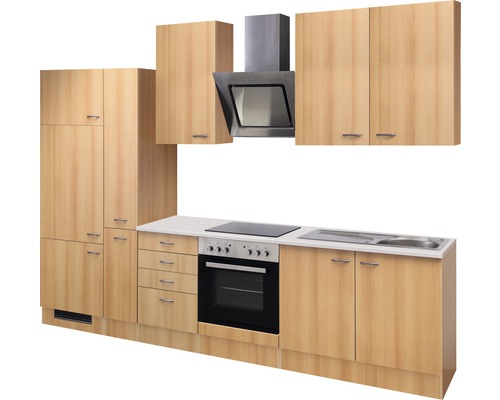 Cuisine avec éléments hauts, hotte aspirante, évier et appareils électriques