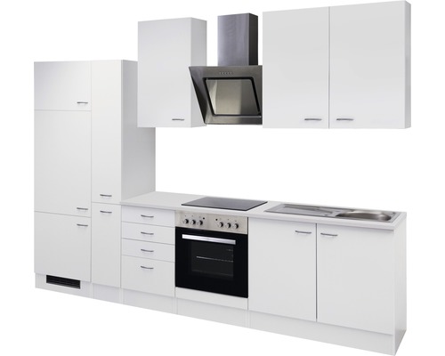 Cuisine complète avec armoires murales, hotte aspirante, évier, plaque de cuisson et four