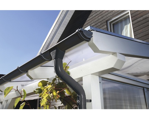Skanholz Regenrinne Komplett-Set 541 cm, anthrazit Detailaufnahme einer grauen Dachrinne an einem Gebäude
