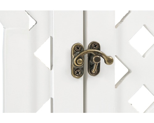 Detailansicht eines weißen Raumteilers mit dekorativem Verschluss