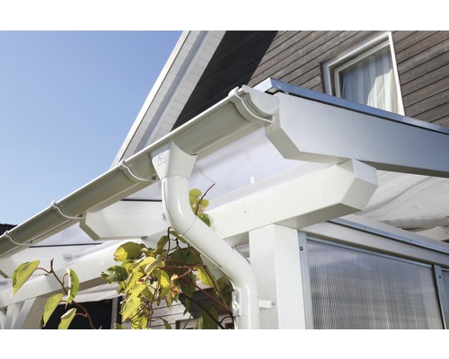 Skanholz Regenrinne Komplett-Set 648 cm, weiss Dachrinne und Fallrohr an einem Gebäude montiert
