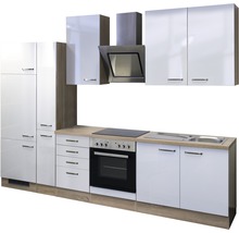 Einbauküche mit Hochschränken, Dunstabzugshaube, Kochfeld, Backofen und Spüle