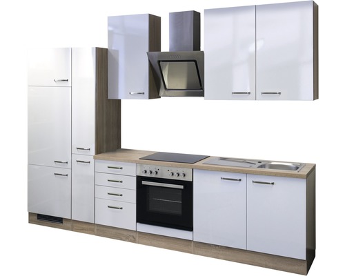 Cuisine intégrée avec armoires hautes, hotte aspirante, plaque de cuisson, four et évier