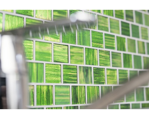 Carrelage mural avec mosaïque verte dans la salle de bain