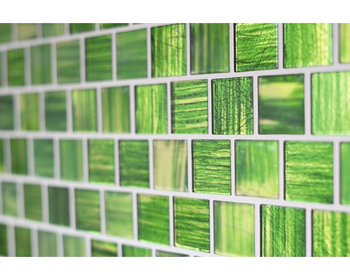 Gros plan de carreaux de mosaïque en verre verts pour revêtement mural