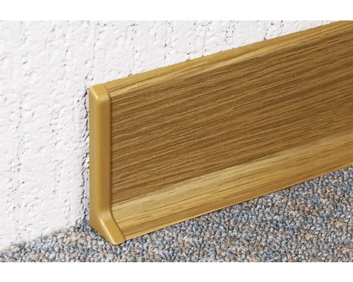 Sockelleiste aus Holz an einer Wand