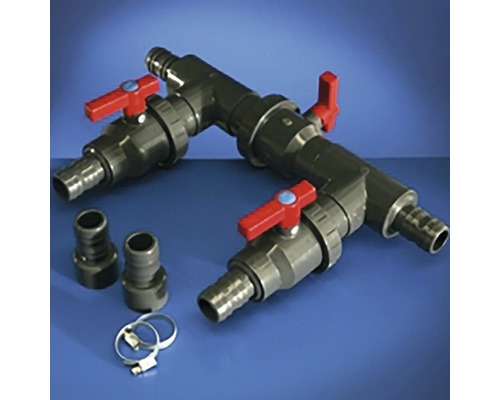 Trois robinets d''eau noirs avec poignées rouges, deux raccords de tuyau gris et deux colliers de serrage.