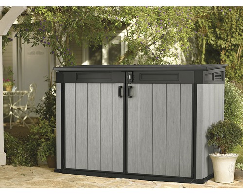 Armoire d''extérieur à double porte en plastique dans le jardin