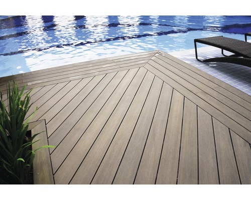 Planches de terrasse en composite bois à côté d''une piscine