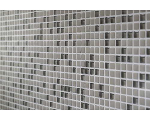 Gros plan d''un mur avec de petites mosaïques carrées.