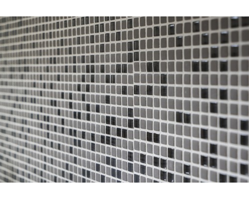 Gros plan d''un mur avec de petites mosaïques carrées.