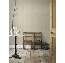 Zimmer mit Holzboden, zwei Holzstühlen und einer Wandtapete mit Holzmaserung
