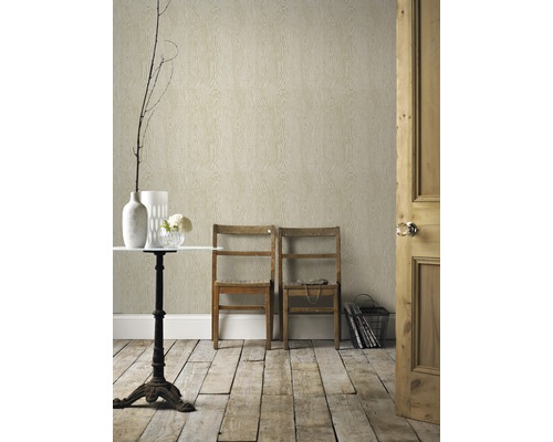 Pièce avec plancher en bois, deux chaises en bois et un papier peint mural avec un motif de grain de bois