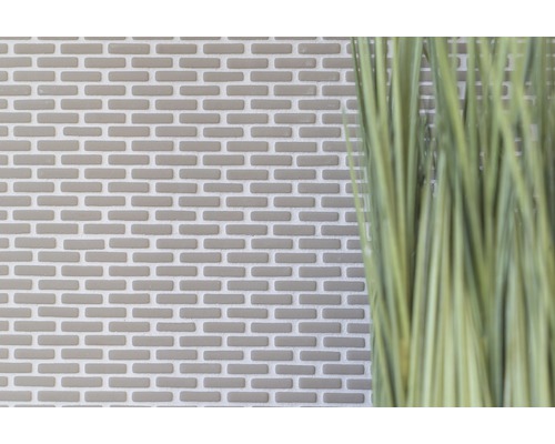 Mosaïque aspect brique et plante artificielle