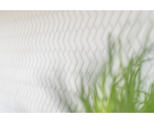 Mur de briques blanches avec motif à chevrons