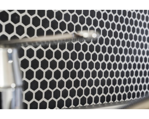 Gros plan de carreaux hexagonaux noirs avec des joints clairs