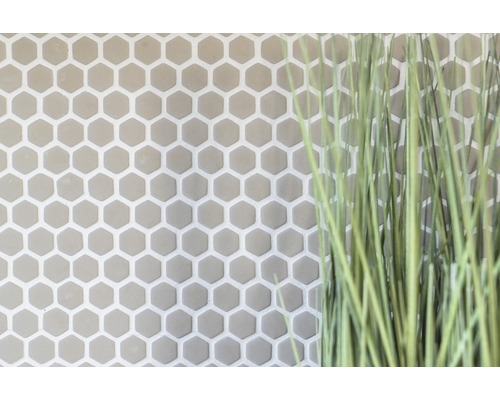 Carreaux hexagonaux sur le mur avec décoration végétale