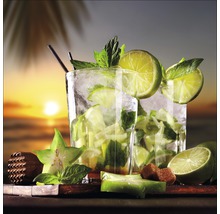 Deux verres de mojito avec des citrons verts, de la menthe et des glaçons