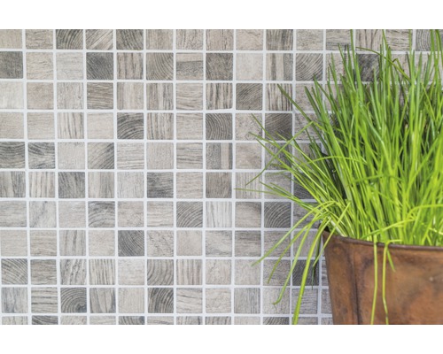 Mosaikfliesen mit Holzoptik als Wandverkleidung