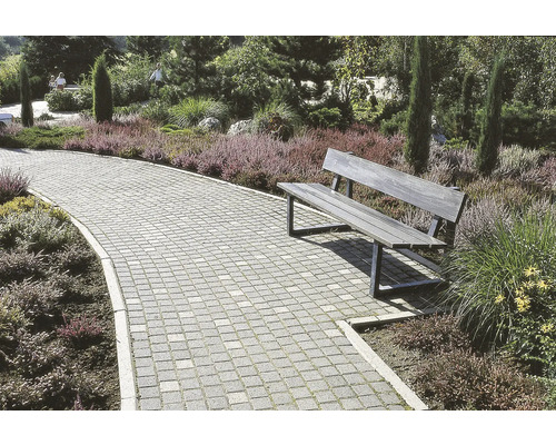 Gartenweg gepflastert mit Pflastersteinen und Holzbank