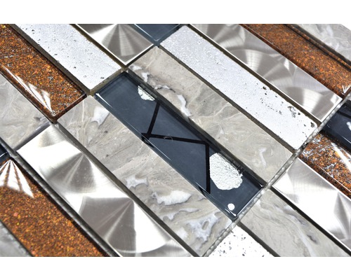 Mosaïque avec éléments en verre, pierre et métal