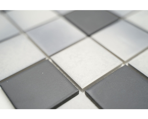 Gros plan de carreaux de mosaïque en céramique de forme carrée