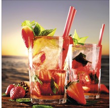 Zwei Gläser Erdbeer Mojito mit Strohhalmen auf einem Tisch