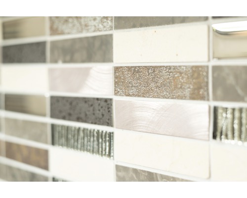 Gros plan détaillé de divers motifs de carreaux muraux.