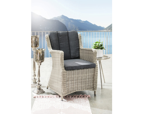 Fauteuil de jardin Destiny LUNA, rotin synthétique + aluminium, vintage blanc Fauteuil en rotin avec coussins gris sur un balcon avec vue sur le lac