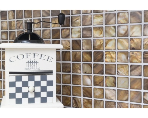 Moulin à café décoratif avec fond de carreaux