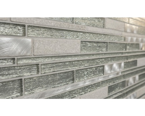 Vue détaillée d''un carreau mural avec des éléments en verre et en métal