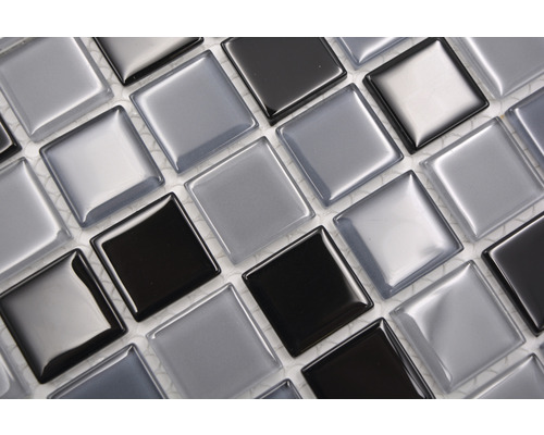 Quadratische Mosaikfliesen in Grau und Schwarz