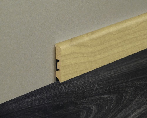 Plinthe en bois sur mur et sol