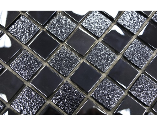 Gros plan de carreaux de mosaïque noirs avec une surface brillante et texturée