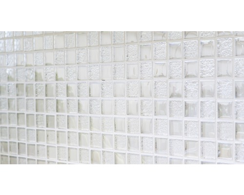 Gros plan de carreaux de mosaïque carrés en verre