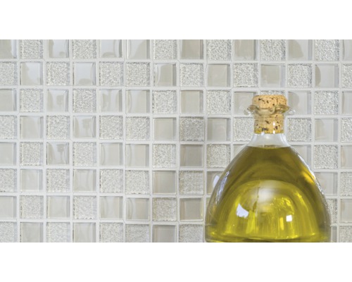 Mosaïque de verre avec une bouteille d''huile au premier plan