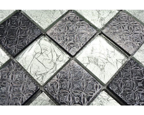 Mosaïque décorative avec motif floral et surface argentée