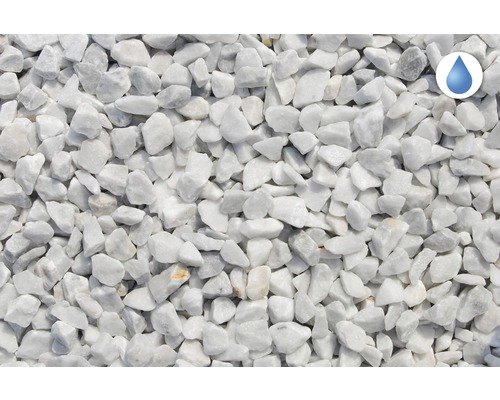 Gros plan de graviers de marbre blanc avec le symbole hydrofuge