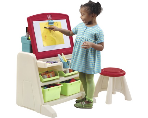Enfant peignant sur un chevalet avec tabouret et bacs de rangement