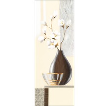 Nature morte décorative avec vase, branche fleurie et coupe