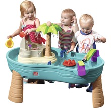 Des enfants jouent avec une table d''eau et de sable et ses accessoires