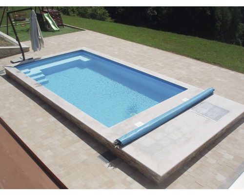 Bâche de recouvrement de sécurité pour piscine Planet Pool 800x400 cm bleu Piscine rectangulaire avec couverture à volet roulant dans le jardin.