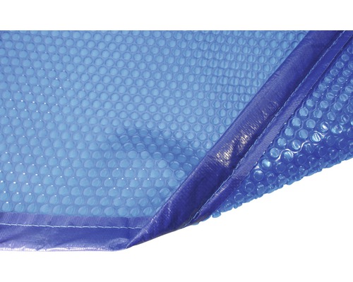Gros plan d''une couverture de piscine avec film à bulles