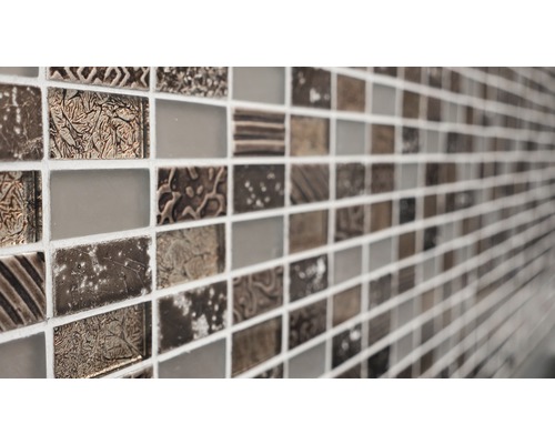 Gros plan d''une mosaïque en verre et en pierre