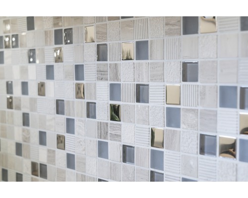 Mur de carreaux de mosaïque avec des carreaux carrés de différents matériaux et surfaces