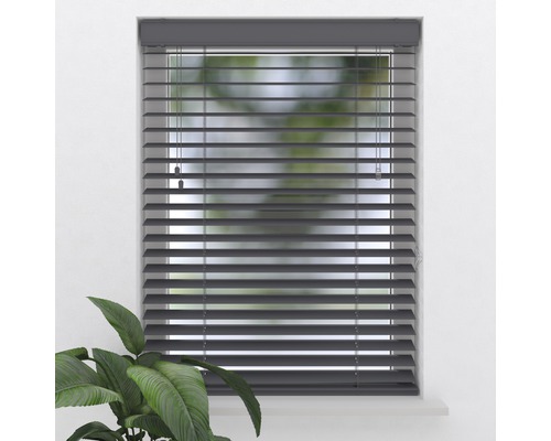 Fenster mit geschlossenen Jalousien zur Lichtregulierung