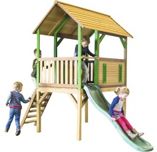 Spielturm aus Holz mit Rutsche und Kindern